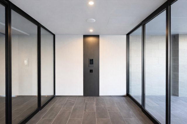 オープンレジデンシア大須FRONTのエントランス|落ち着きと品格を感じさせるエントランス空間