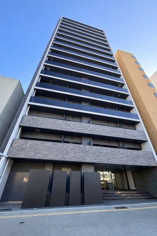 オープンレジデンシア大須FRONTの外観|青空に映える端正な佇まいの外観デザイン