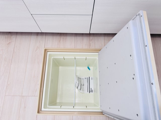 柏市西原１丁目新築戸建【西原小学校：10分】のキッチン|キッチン床下収納