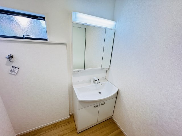 柏市西原１丁目新築戸建【西原小学校：10分】の独立洗面台|シャワーヘッド付き三面鏡洗面化粧台