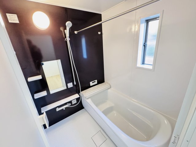 柏市西原１丁目新築戸建【西原小学校：10分】の浴室|手元で水流切り替えシャワーヘッド・足を伸ばせる広々浴槽で毎日リラックス♪