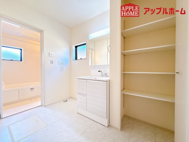 [新築住宅] 比企郡鳩山町松ヶ丘 全1棟の独立洗面台|ゆとりの洗面スペースで朝の身支度も快適スムーズに。３面鏡で髪のセットやお化粧もストレスなくこなせ、朝から気分良く通勤通学に向かえそうですね！鏡の裏にはたっぷりと収納スペースを標準装備