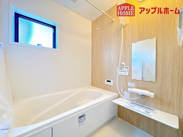 [新築住宅] 比企郡鳩山町松ヶ丘 全1棟の浴室|窓付きのバスルームは、採光もあり明るく気持ちの良い空間です。窓があることで、換気環境も良好。掃除もスムーズに出来ます