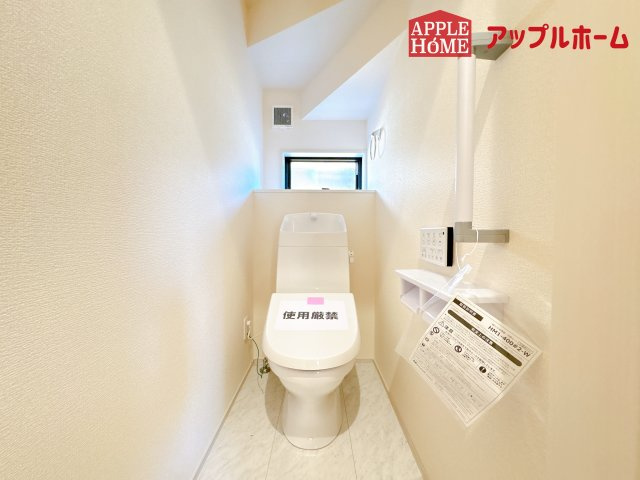 [新築住宅] 比企郡鳩山町松ヶ丘 全1棟のトイレ|白を基調とした清潔感のある明るい空間。温水洗浄便座付きで、毎日快適・清潔に使用できます。操作しやすい壁面リモコンを採用しています。