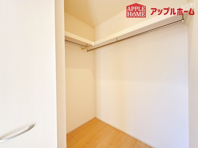 [新築住宅] 比企郡鳩山町松ヶ丘 全1棟の収納|お洋服を大切にされる方に大変喜ばれる、ウォークインクローゼット。お洋服以外にも掃除機やスーツケースなどを一箇所に集約できるのは魅力ですね！扉が一箇所ですので、お部屋の見た目にもスッキリ！