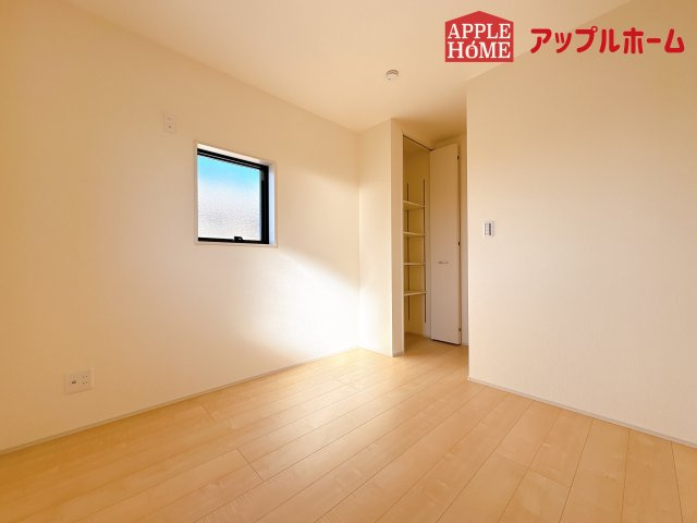 [新築住宅] 比企郡鳩山町松ヶ丘 全1棟の洋室|２階居室は全室収納あり！たっぷりある収納活用でお部屋もキレイを保てます♪