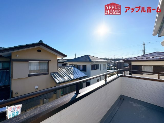 [新築住宅] 比企郡鳩山町松ヶ丘 全1棟のバルコニー|家族分の洗濯物もしっかり干せます。日当たりも良く、毎日のお洗濯が楽しくなりそう♪お布団は手軽に干せていつもポカポカに☆