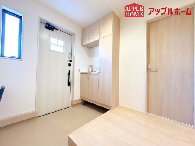 [新築住宅] 比企郡鳩山町松ヶ丘 全1棟の玄関|住まう人も来客も入った時にワクワクさせてくれるオシャレな玄関♪収納もたっぷりあるので、靴がたくさんあっても安心！