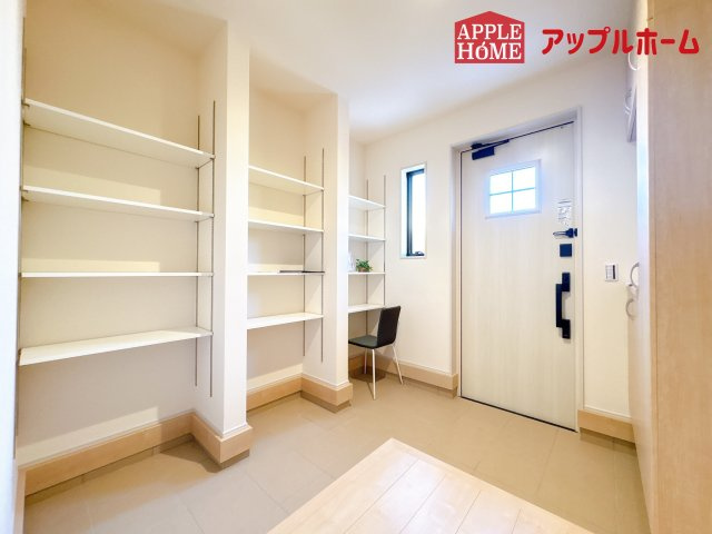 [新築住宅] 比企郡鳩山町松ヶ丘 全1棟の玄関|明るく清潔感のある玄関でお客様を迎えるスペースをパッと明るい印象に！大容量の収納力で大家族の履物もすっきり収納できます♪