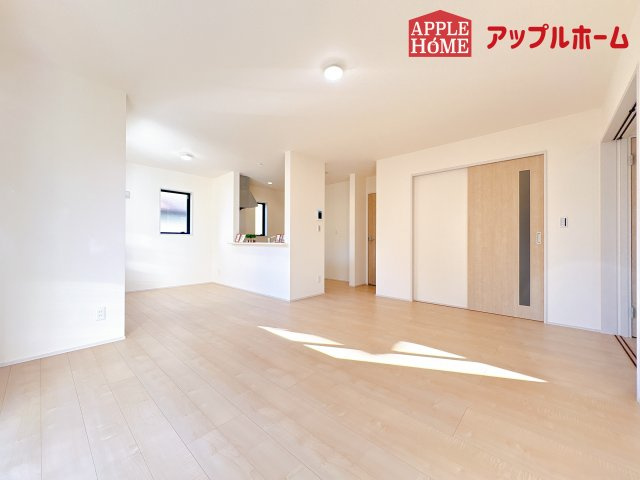 [新築住宅] 比企郡鳩山町松ヶ丘 全1棟の居間・リビング|窓から差し込む光で家族を温かく包み込みます。明るいリビングで子育てする喜びを☆いつでも見学可能です！