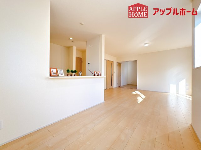 [新築住宅] 比企郡鳩山町松ヶ丘 全1棟の居間・リビング|広々リビング×対面キッチンで家族の会話も弾みます♪家族団らんの秘訣は間取りにあり☆夢のマイホームを一緒に叶えましょう！