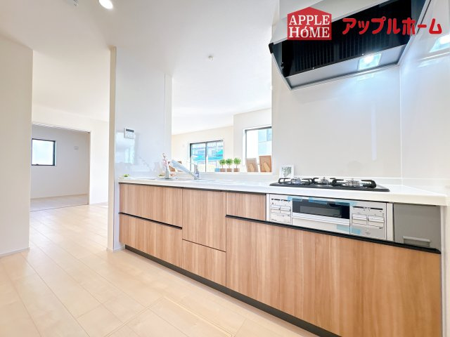 [新築住宅] 比企郡鳩山町松ヶ丘 全1棟のキッチン|見栄えもよくお手入れもスムーズに出来ます。豊富な収納力もございますので、キッチンスペースをスッキリとお使い頂けそうです。