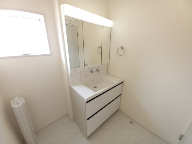 ひたちなか市田彦　10期の独立洗面台|同施工洗面です。シャワー付き三面台ワイドな三面鏡～収納も充実～忙しい朝には心強いです～！！