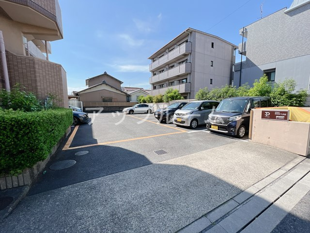 ブランシュピア味美の駐車場