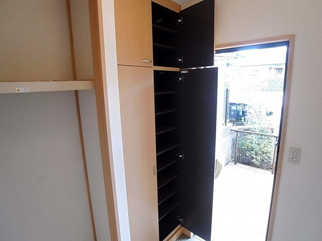 木戸様タウンハウスの玄関|大型シューズＢＯＸなので沢山収納できます