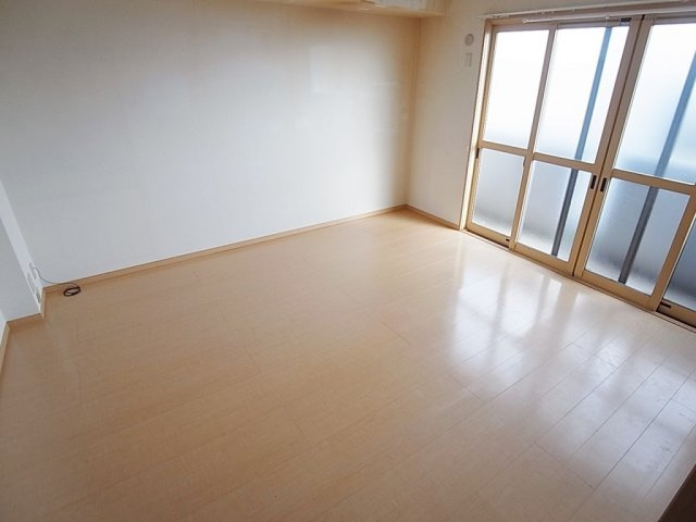 木戸様タウンハウスの居間・リビング|明るく広々として非常に美麗です