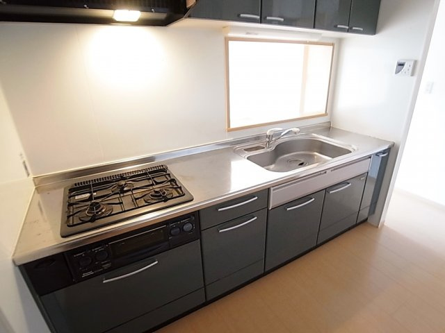 木戸様タウンハウスのキッチン|システムキッチン。ガス3口コンログリル付カウンタータイプ