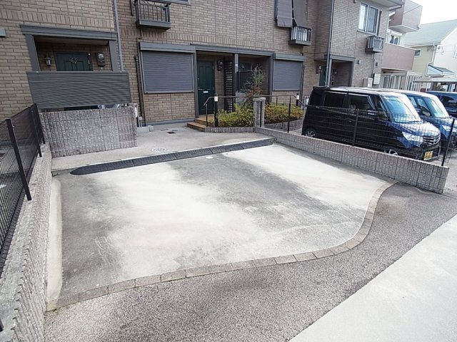 木戸様タウンハウスの駐車場|敷地内目の前の駐車場2台分無料です