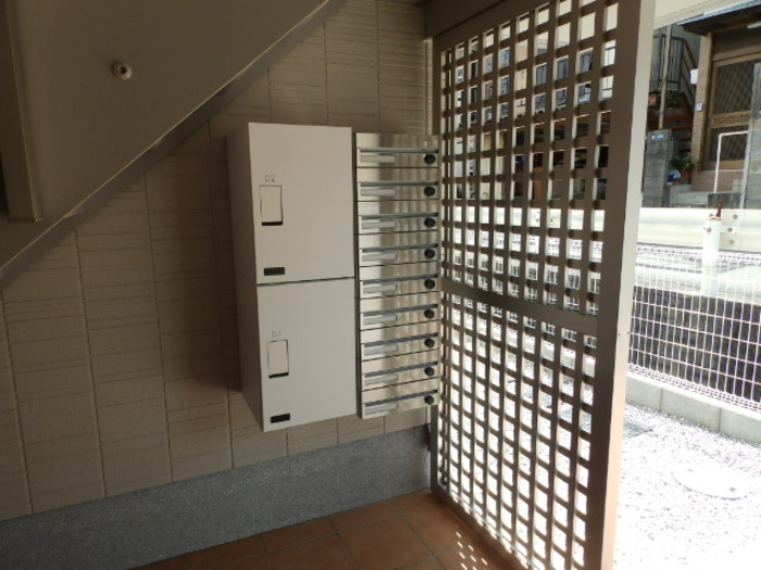 ホワイト ヒルのエントランス|集合ポスト＆宅配ボックス