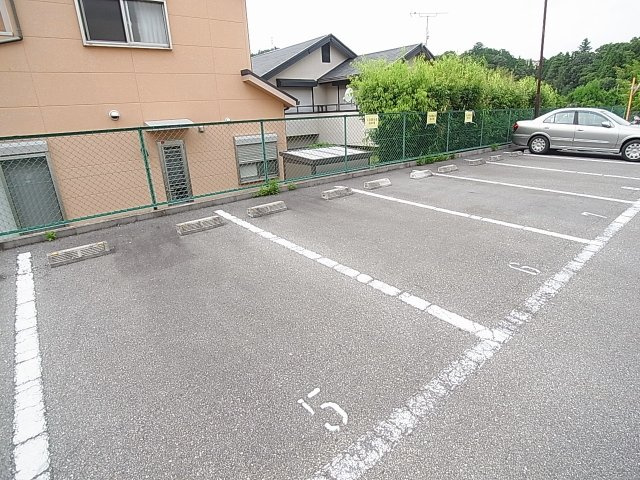 ロイヤルハイツ木戸の駐車場|敷地内駐車場