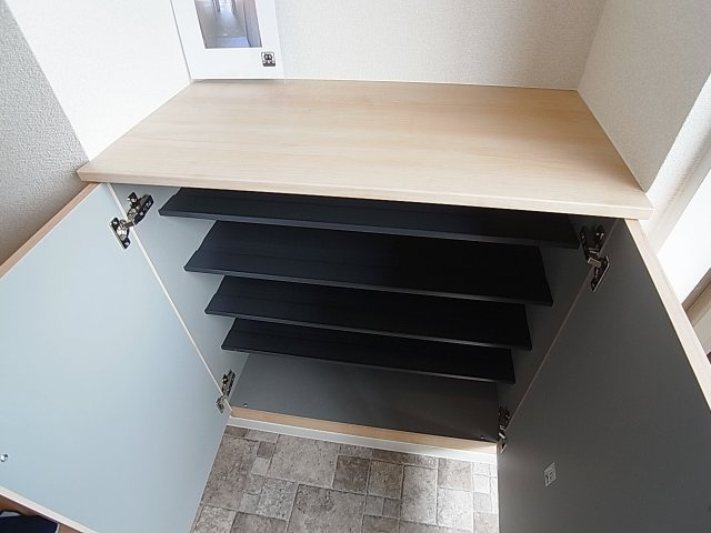 ロイヤルハイツ木戸の玄関|玄関にはシューズＢＯＸございます