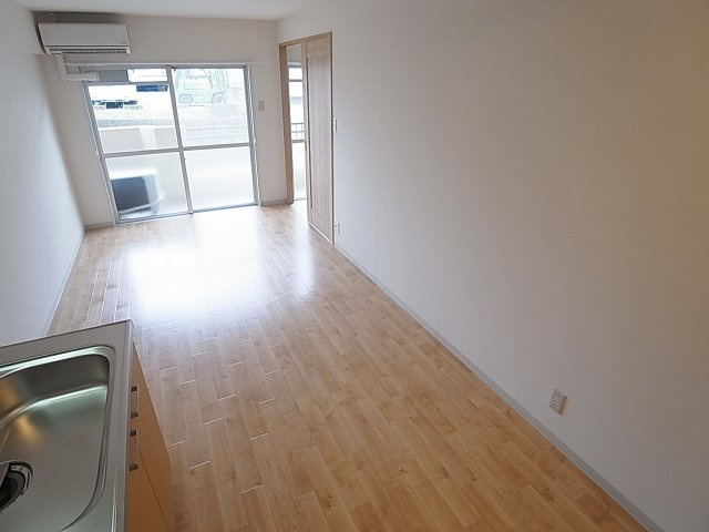 ロイヤルハイツ木戸の居間・リビング|明るく広々として非常に綺麗なリビングスペース10帖