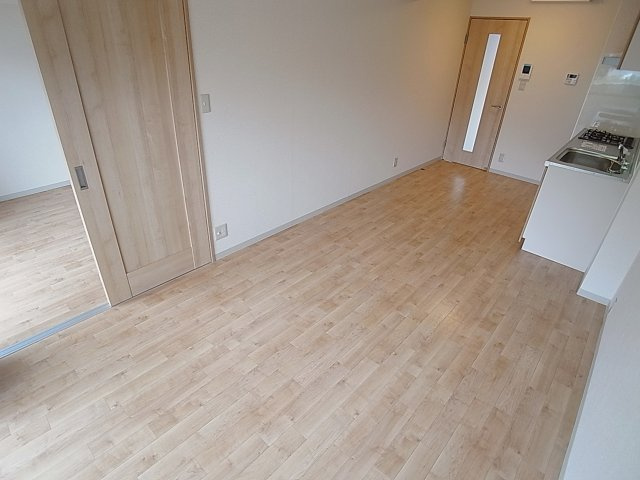 ロイヤルハイツ木戸の居間・リビング|改装済で非常に綺麗なリビングに仕上がりました