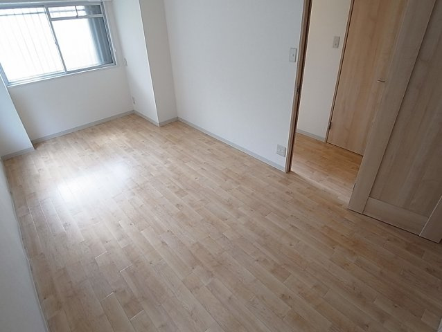 ロイヤルハイツ木戸の内装|どのお部屋も採光タップリで明るいです