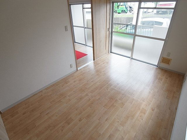 ロイヤルハイツ木戸の洋室|バルコニーに面した明るい6帖の洋室