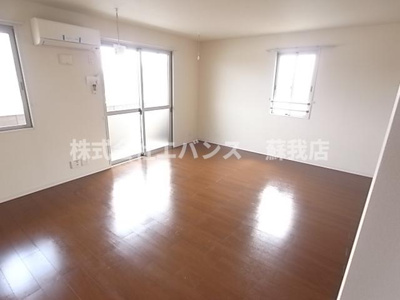 【居間・リビング】 | リヴェール星久喜 | こちらの居間で趣味の時間をお楽しみください