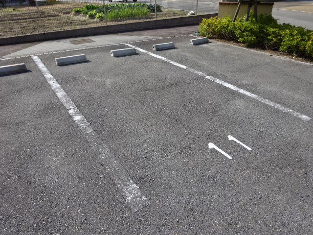 グレース・メゾンB棟の駐車場