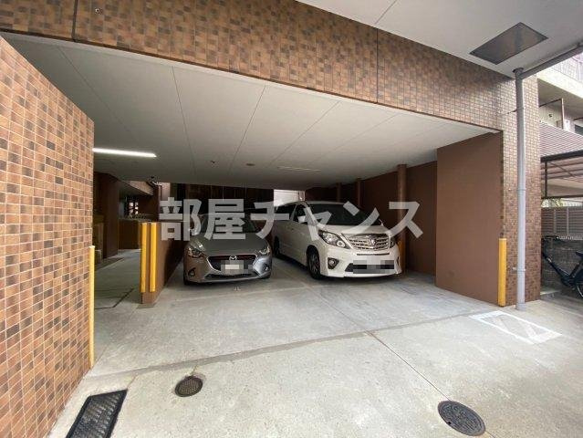 プレサンス新栄リミックスの駐車場