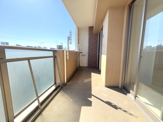 南東向きワイドバルコニーは日当たりもよく洗濯物を気持ちよく干すことができます。