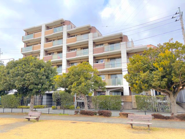 物件南側が公園で陽当りの良いマンションです。