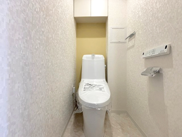 温水洗浄便座付トイレ。便利な収納棚付きです。
