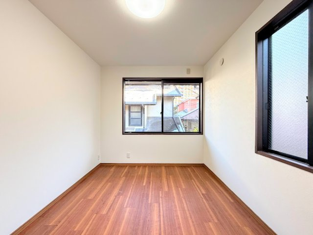 南区永田台　中古戸建ての洋室|◆柔らかい陽光が差し込む明るいお部屋を演出する設計。彩光の取れる窓が気持ちの良いお部屋を創り上げます。
