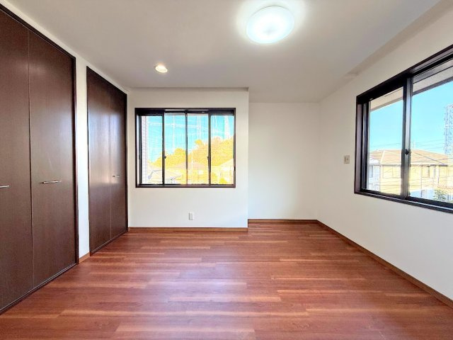 南区永田台　中古戸建ての洋室|◆室内はいつも明るい印象なので気持ちの良い朝を迎えられます。各部屋にはクローゼットを完備しており、収納が多いお家はすっきりして快適空間です。
