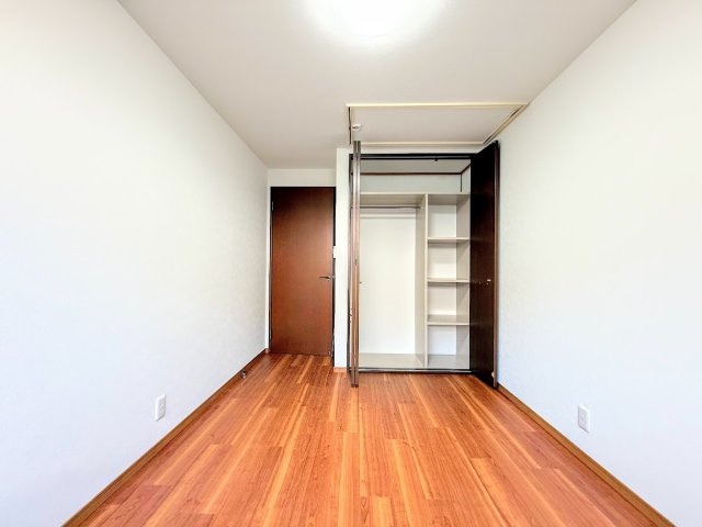 南区永田台　中古戸建ての洋室|◆子どものスタディ空間として、あるいは書斎やホビールームとして生活スタイルに合わせて使えるプライベートルーム。居心地のいい落ち着いたインテリアが似合います。
