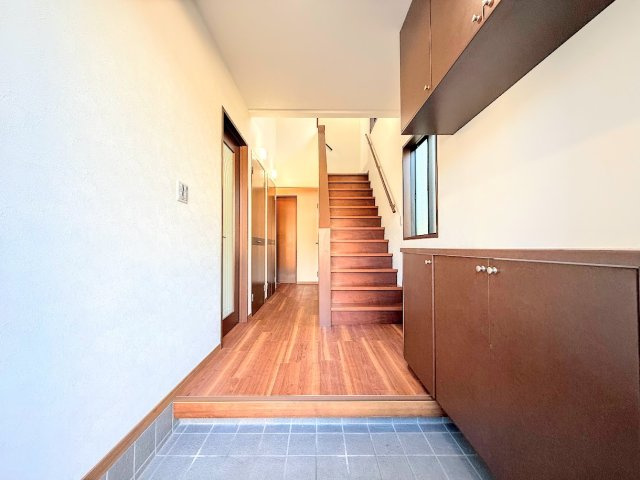 南区永田台　中古戸建ての玄関|◆明るい玄関です！散らかりやすい玄関もスッキリする大容量のシューズボックス付き。
