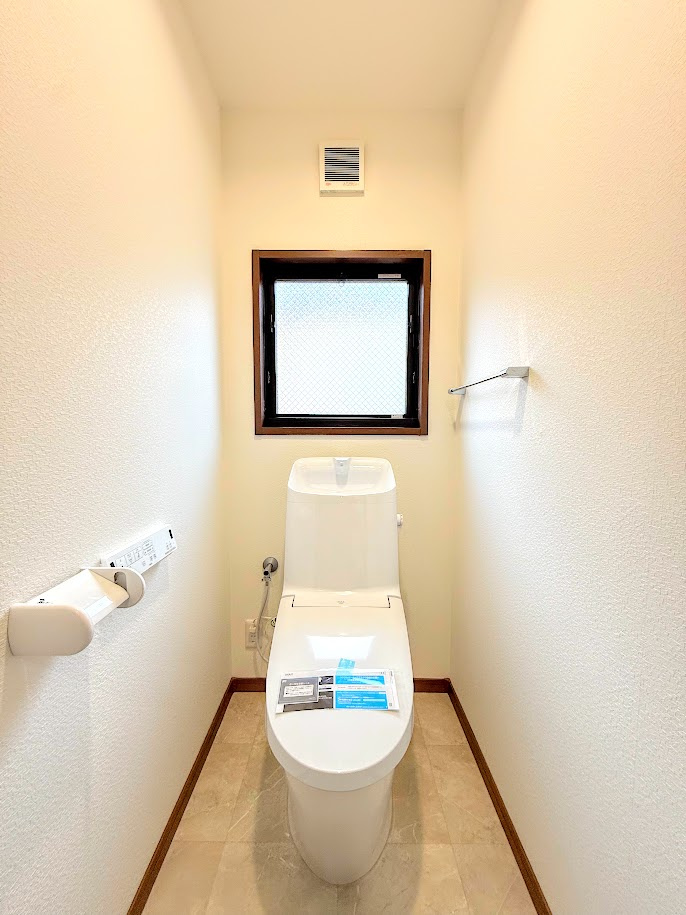 南区永田台　中古戸建てのトイレ|◆清潔感のある白を基調とした落ち着ける空間。小窓をもうけていますので、こもりやすい空気の入れ替えも簡単に行えますね！
