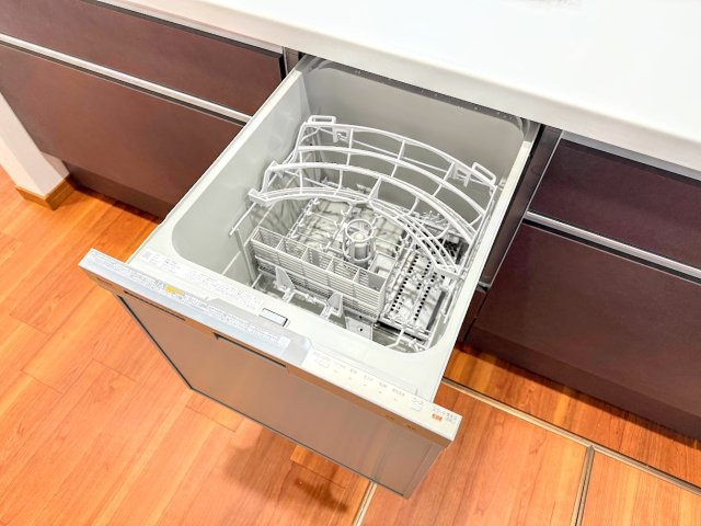 南区永田台　中古戸建ての設備|◆食後の食器洗いは食洗機にお任せ！ご家族と団らんの時間を。家事の時短に効果大の食洗器付き。高温洗浄、節水効果もございます。
