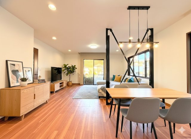 南区永田台　中古戸建ての居間・リビング|◆家族で食卓を囲むダイニングスペースと、ソファでゆったりくつろぐリビングスペースがしっかり区切られているので家具の配置や用途を使いわけしやすいです。
(家具はイメージです)