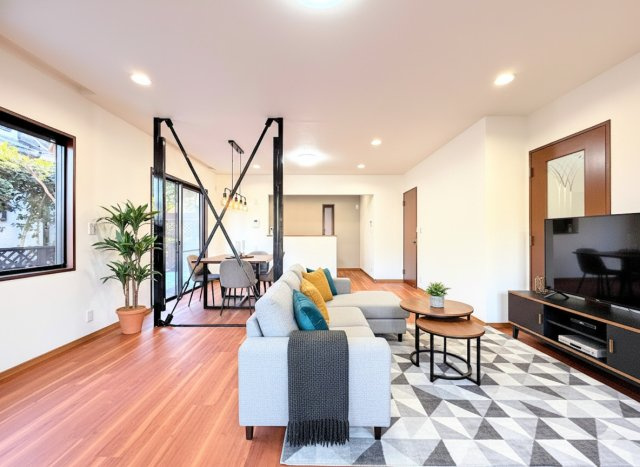 南区永田台　中古戸建ての居間・リビング|◆一家だんらんのスペースとなるＬＤＫ。窓から明るい光が差し込み、思わず家族の会話も弾む快適な空間。
(家具はイメージです)