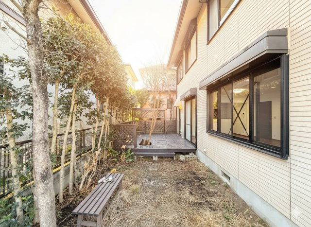 南区永田台　中古戸建ての庭|◆お手入れのしやすいちょうどよいサイズ感のお庭付き。植栽や家庭菜園等多目的にご利用いただけるプライベート空間。
