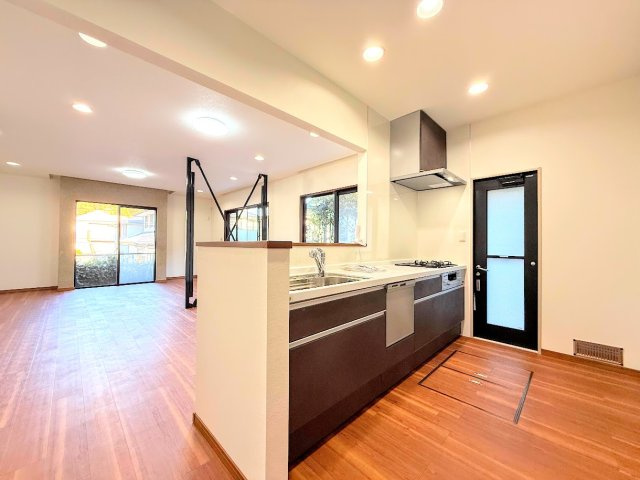 南区永田台　中古戸建てのキッチン|◆キッチンからダイニングやリビングが見渡せるキッチン。料理をしながら家族とコミュニケーションをとれるだけでなく、大きな開放感も得られることができます。
