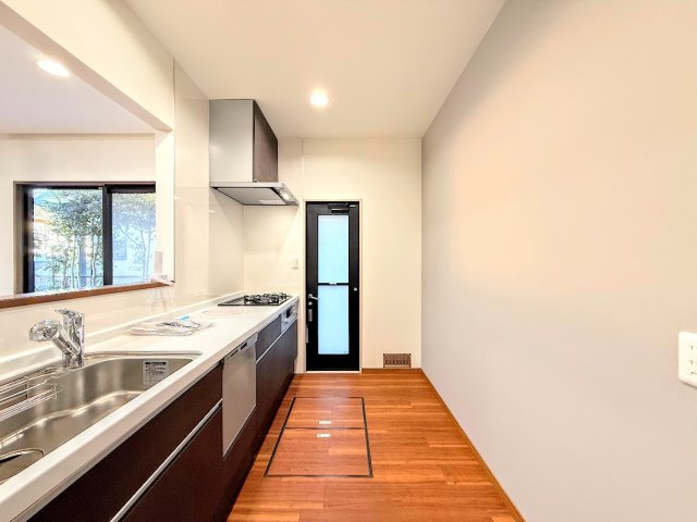 南区永田台　中古戸建てのキッチン|◆デザイン性と機能性を兼ね備えたキッチンです。リビングスペースとの一体感が生まれ、広々空間を演出してくれます。
