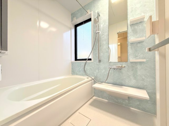 南区永田台　中古戸建ての浴室|◆お子様と一緒にバスタイムを楽しめる広々空間。浴室乾燥機付で心地よいバスタイムを実現します。
