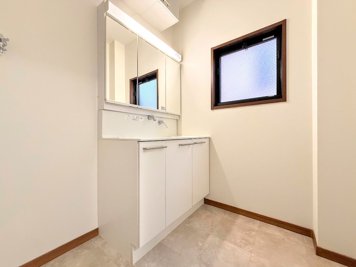 南区永田台　中古戸建ての独立洗面台|◆毎日使う場所だから、機能的で使いやすさに配慮したパウダールーム。すっきりと使えるように収納も豊富にご用意しています。
