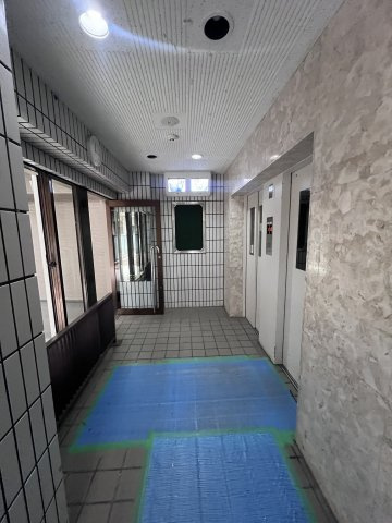 ファミールハイツ八尾　B棟のロビー