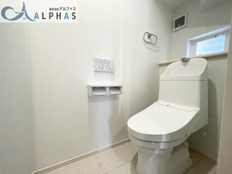 【内観：施工例】 | 神戸市西区伊川谷有瀬　新築戸建　 | ◆各階にトイレがあると、来客時にも気兼ねなく使うことができます！
※同社施工例